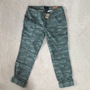 American Eagle skinny camo pants